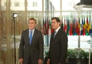 A la izquierda el embajador James Wally Brewster acompañado de su esposo, Bob Satawake.