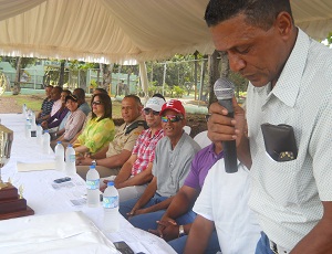 Mesa de honor de los invitados al evento encabezada por el coronel Rafael Carrasco Paulino, comandante de la Primera Brigada E.N y la diputada Gertrudis Ramírez Cabral.