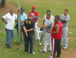 Momentos en que la dirigencia de los equipos trata de salvar uno de los inconvenientes que han surgido en el proceso.