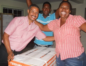 El representante del gobernador provincial, Benjamín Encarnación, hace entrega de uno de los premios.