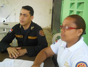Los coroneles de la Guardia Voluntaria del Cuerpo de Bomberos de Pedro Brand, licenciados Carlos Castro (jefe de Operaciones del COE) y Carmen Pérez Paulino, Coordinadora.