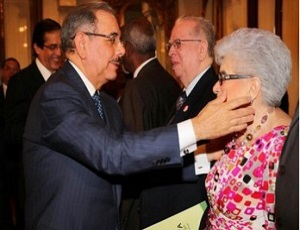 El presidente Danilo Medina saluda a exminstra de educación, Iveliss Prats de Pérez, durante un acto en el cual el Gobierno informó que se ha logrado alfabetizar 270 mil personas. 