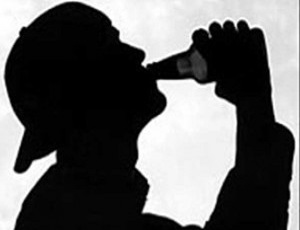 JOVENES BEBIENDO ALCOHOL