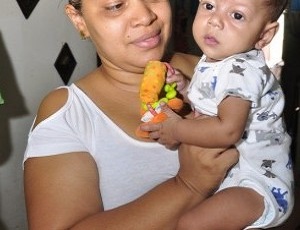 El bebe junto a su madre