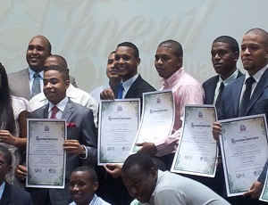 Los dos jóvenes (en el centro) con otros finalistas