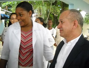 A la izquierda la licenciada Castillo cuando sirvió de guía al ministro de Salud Pública Freddy Hidalgo Núñez en una visita que este realizara al Centro de Salud Mental en Junio pasado