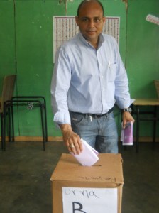 El candidato Jhonny Polanco mientras votaba en la escuela Campamento 16 de agosto.