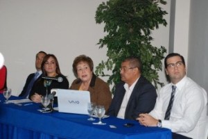 Jacqueline Malagón (centro) presentó los resultados del estudio. A la izquierda de Malagón, José Oviedo, y a la derecha Laura Peña Izquierdo, presidenta de ANJE.(foto: diariolibre)