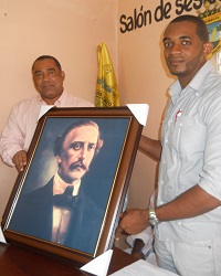 Luís Díaz Filpo hace entrega del cuadro al presidente del Concejo Roberto Carlos Vásquez (Jipi)