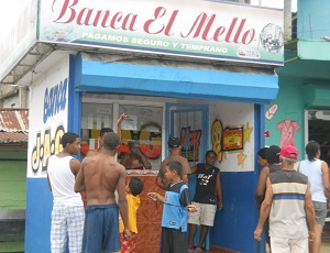 Una de las bancas asaltadas en la calle Las Mercedes a pocos metros del cruce de la autopista Duarte.