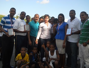 Los reconocidos y la Diputada junto a varios niños y jóvenes presentes.