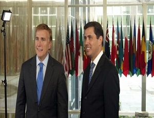 El Embajador (Izq.) junto a su pareja.