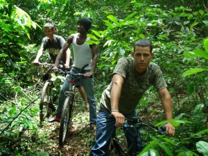 José Abel Lantigua Martínez(en el fondo) junto a uno de sus hermanos (el primero)