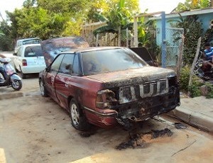Uno de los vehículos incendiado en Pedernales por desaprensivos.