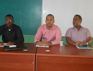 De derecha a izquierda: Jeancarlos Marte y Rómulo Vallejo, vicerpresidente y presidente, prespectivamente de CONAJOVEN, junto a Juan Gabriel Marrero, presidente de Jóvenes Unidos Luchando por el Progreso (JULP) de Pedro Brand.