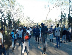 Los manifestantes bloquearon la vía.