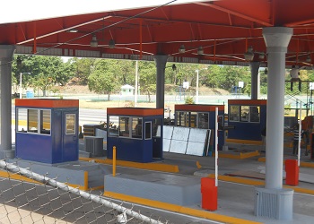 Obreros al servicio deL MOPC ya instalaron cuatro nuevas casetas.