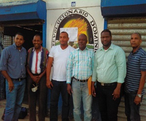 Ramón Abad, presidente del CLO (con folder en mano) junto a otros miembros de la Comisión