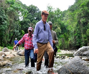 El senador Rafael Calderón, quien preside la Comisión camina delante.