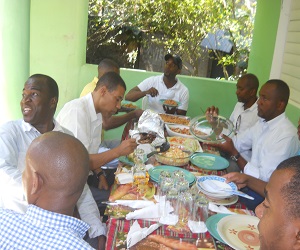 Momentos en que el anfitrión, Samuel Blanc , comparte con el candidato y otros miembros del PRD un almuerzo el la casa del primero.