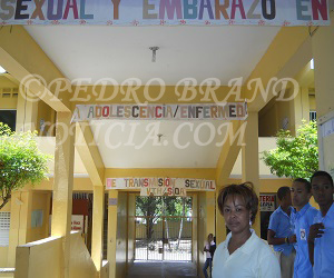 La orientadora cuando daba las explicaciones a la entrada al centro escolar.