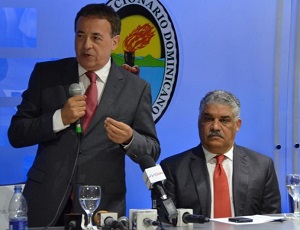 Luís Ayala junto al presidente del PRD, Miguel Vargas en la rueda de prensa