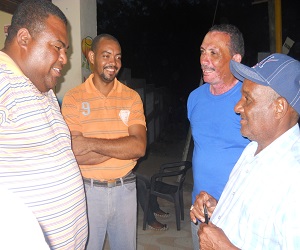 En el extremo derecho, Mamble conversa con uno de los residentes.