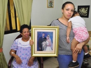 La esposa del enfermero Edwin Rafael Henríquez Toribio, quien murió a manos de un vecino tras la discusión por un parqueo en Santiago, muestra una foto de cuando contrajeron matrimonio. 