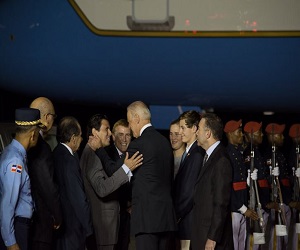 Bob Satawake, esposo del embajador James Brewster, es saludado por Joe Biden