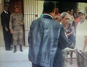 Imagen cuando el militar es impedido por un abogado de cometer la amenaza