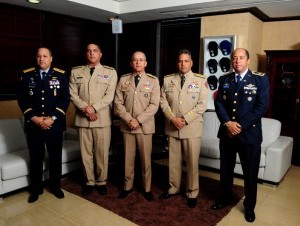 Juan Manuel Puig Hernández, subcomandante general de la Fuerza Aérea Dominicana; vicealmirante Edwin Dominici, comandante de la Armada; almirante Sigfrido Pared Pérez, Ministro de Defensa; mayor general Rubén Paulino Sem, comandante del Ejército 