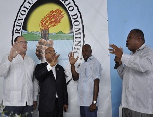 Félix Javier del Rosario, de la Comisión Organizadora,toma juramento a Alfredo Pacheco, Alejandro Barón y Pablo Francisco. 