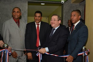 .- El director de la DGII, Guarocuya Féliz, en el corte de cinta acompañado del presidente del Consejo de Administración de COOP-DGII, Christian Liriano; el presidente de CONACOOP, Julito Fulcar, y el presidente-administrador del IDECOOP, Pedro Corporán.