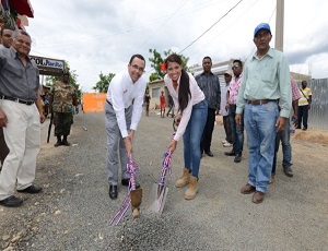 Arquitecto Andrés Navarro, de MOPC y la directora de La Guáyiga, Kimberly Taveraz