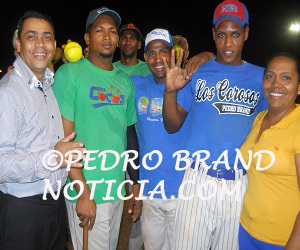 Los tres jugadores que empataron en la competencia de cuadrangulares, juntos a los ejecutivos del agromercado del INESPRE