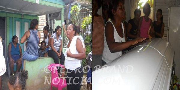 A la izquierda con franela blanca, la abuela y madre de crianza del muerto