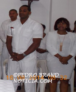 Tres de los regidores cuando acudieron a la misa. En el centro Roberto Carlos Vásquez (Jipi), a su izquierda Carmen Acevedo y detrás Braudilio Almonte