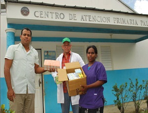 El sub administrador de la Lotería Nacional, Ignacio Rodríguez, mientras entrega los fármacos donados por la institución al Centro de Atención Primaria de Palavé.