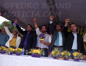 En el centro con gorra una gorra en su mano izquierda, el precandidato a Director de la Junta distrital La Guáyiga.