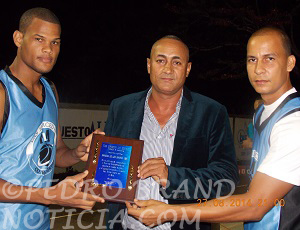 El regidor Erison de los Santos (Ney)recibe su placa.