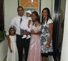 Jenni, junto a su esposo y sus tres hijos.