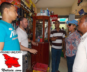 Conversando con comerciantes de la zona.