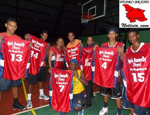 Al centro la aspirante a regidora haciendo la entrega de los uniformes