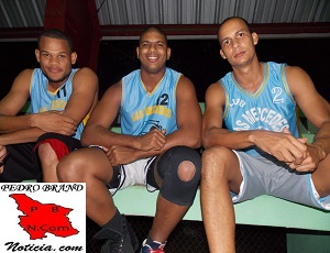 Tres representativos del Club Las Mercedes, previo a una práctica de fogueo.