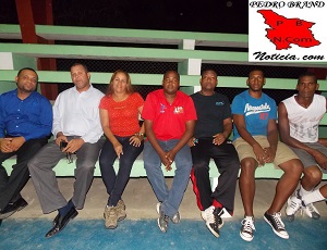 Hilario Puello, presidente de la Asociación junto a otros miembros dando la información