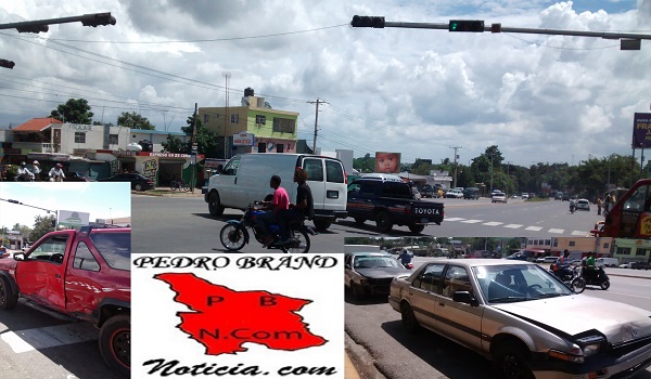 Como muestra la foto, los vehículos cruzan aún el semáforo le da luz roja. En los recuadros los tres carros del accidente.