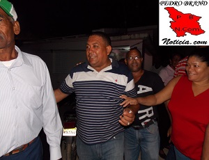 Arvelo, en el centro, cuando era felicitado por su triunfo