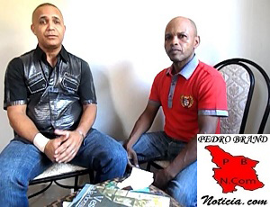 A la izquierda el aspirante a regidor mientras era entrevistado por el periodista Rafael Castro, editor de pedrobrandnoticia.com