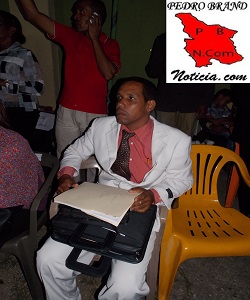 El pastor Dionicio Dicent, momentos antes de dar lectura al documento-propuesta