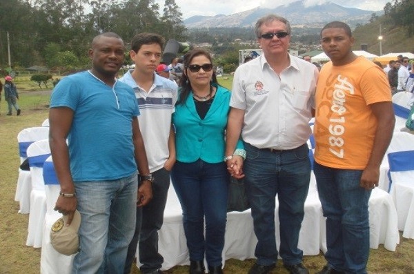3.El alcalde de Ibarra Alvaro Castillo y su esposa e hijo, compartiendo con la delegacion de Rep. Dom. Fernando Vizcaino y Eliezer Santana, vistos en ambos extremos.